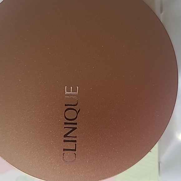 Clinique True Bronze Pressed Powder Bronzer in Sunkissed - Picture 3 of 4